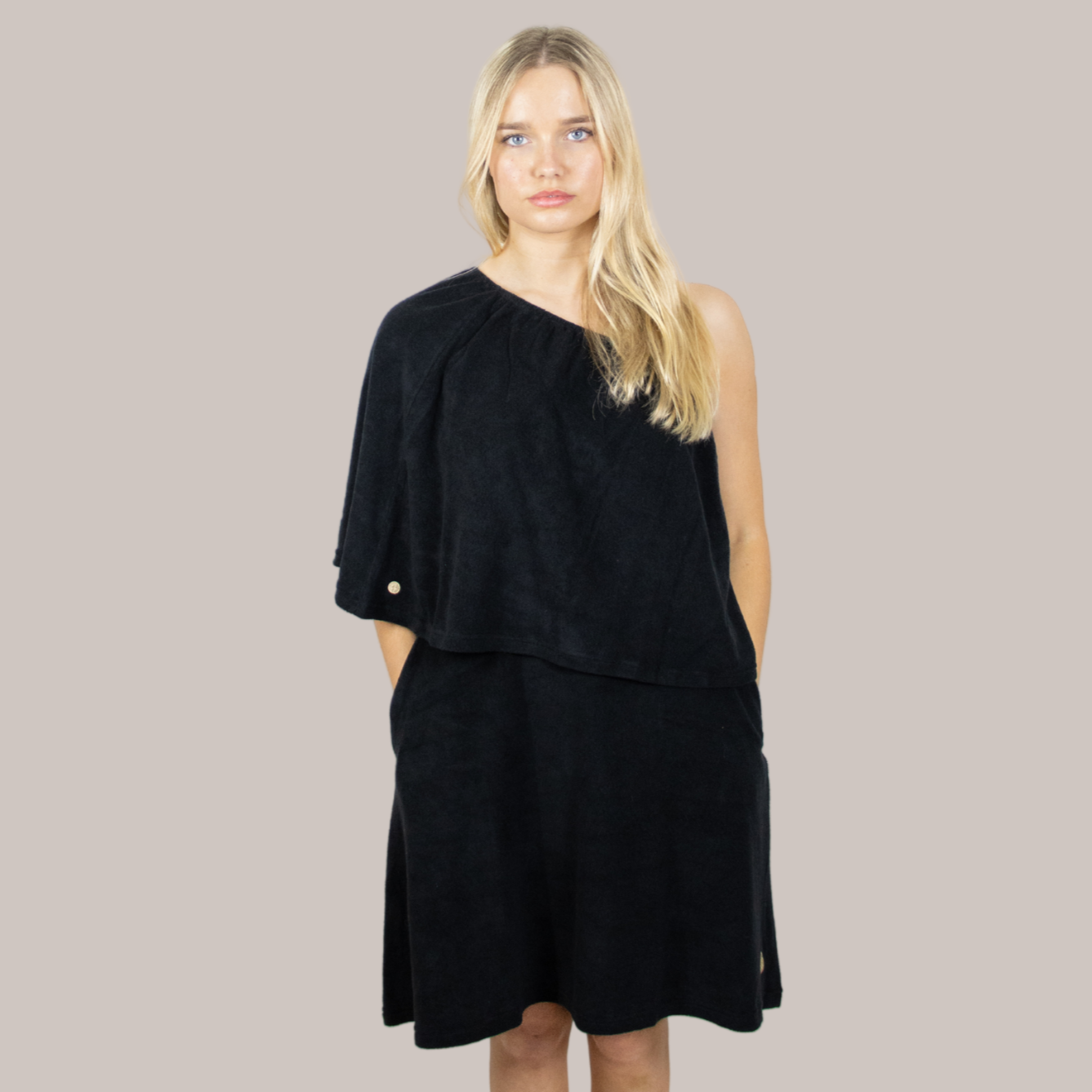 Stylish lightweight poncho – breathable, absorbent & perfect as a beach cover-up, maternity, or post-swim layer.
