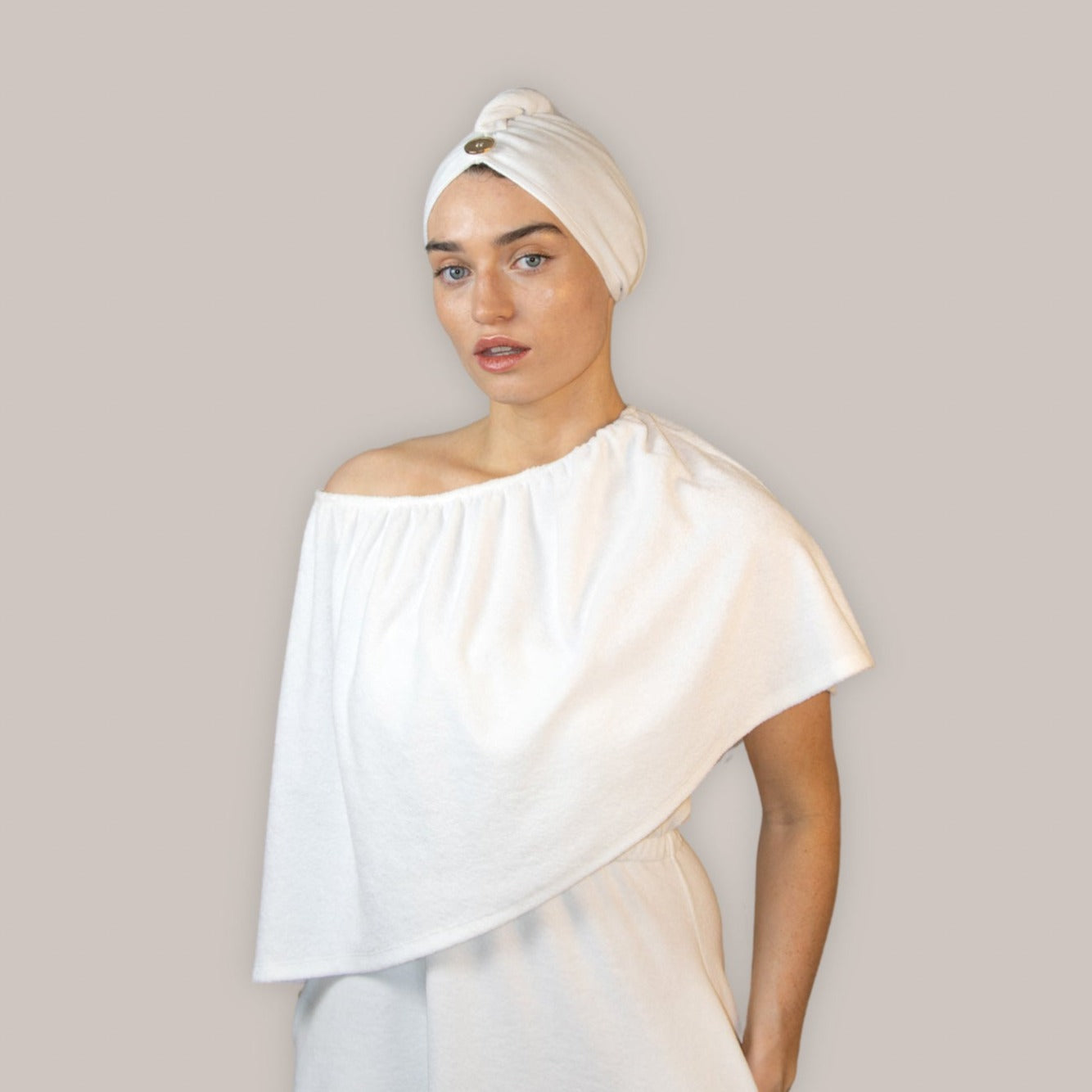 Stylish lightweight poncho – breathable, absorbent & perfect as a beach cover-up, maternity wrap, or post-swim layer.
